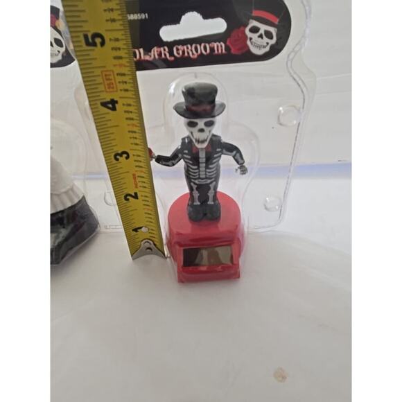 Solar Power Moving Day of the Dead Bride & Groom Decor Figures Black Size 4x2" - Picture 8 of 10